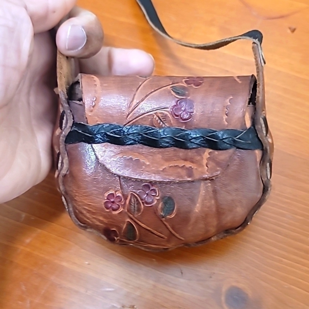 VINTAGE HAND MADE LEATHER CROSSBODY PURSE WITH FLOWER DETAILS BROWN SIZE SMALL
